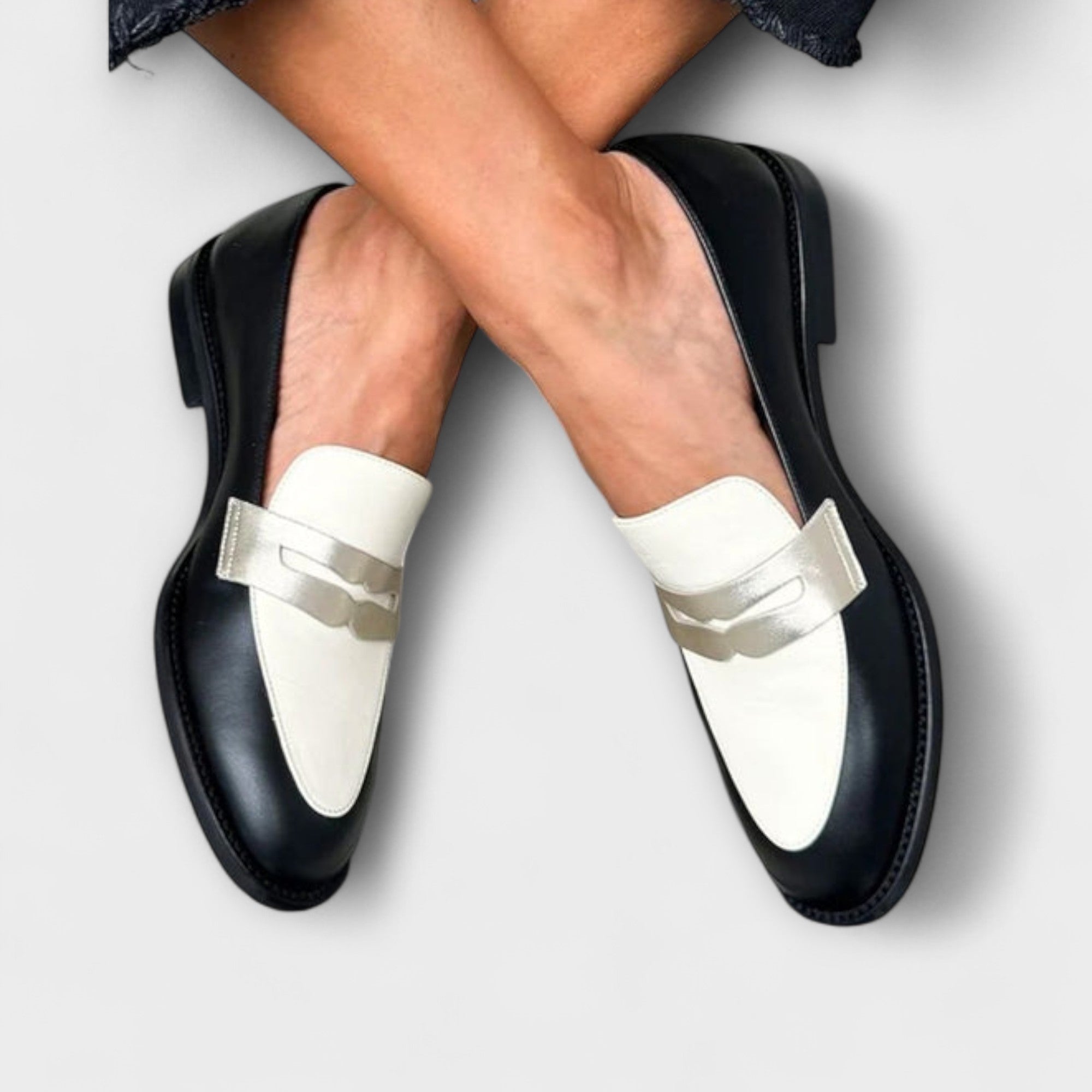 Xara | Zwarte Mocasines met Metalen Glans