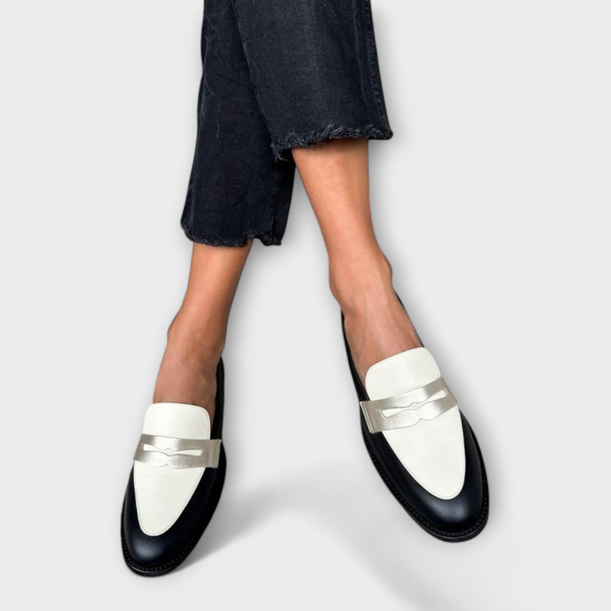 Xara | Zwarte Mocasines met Metalen Glans
