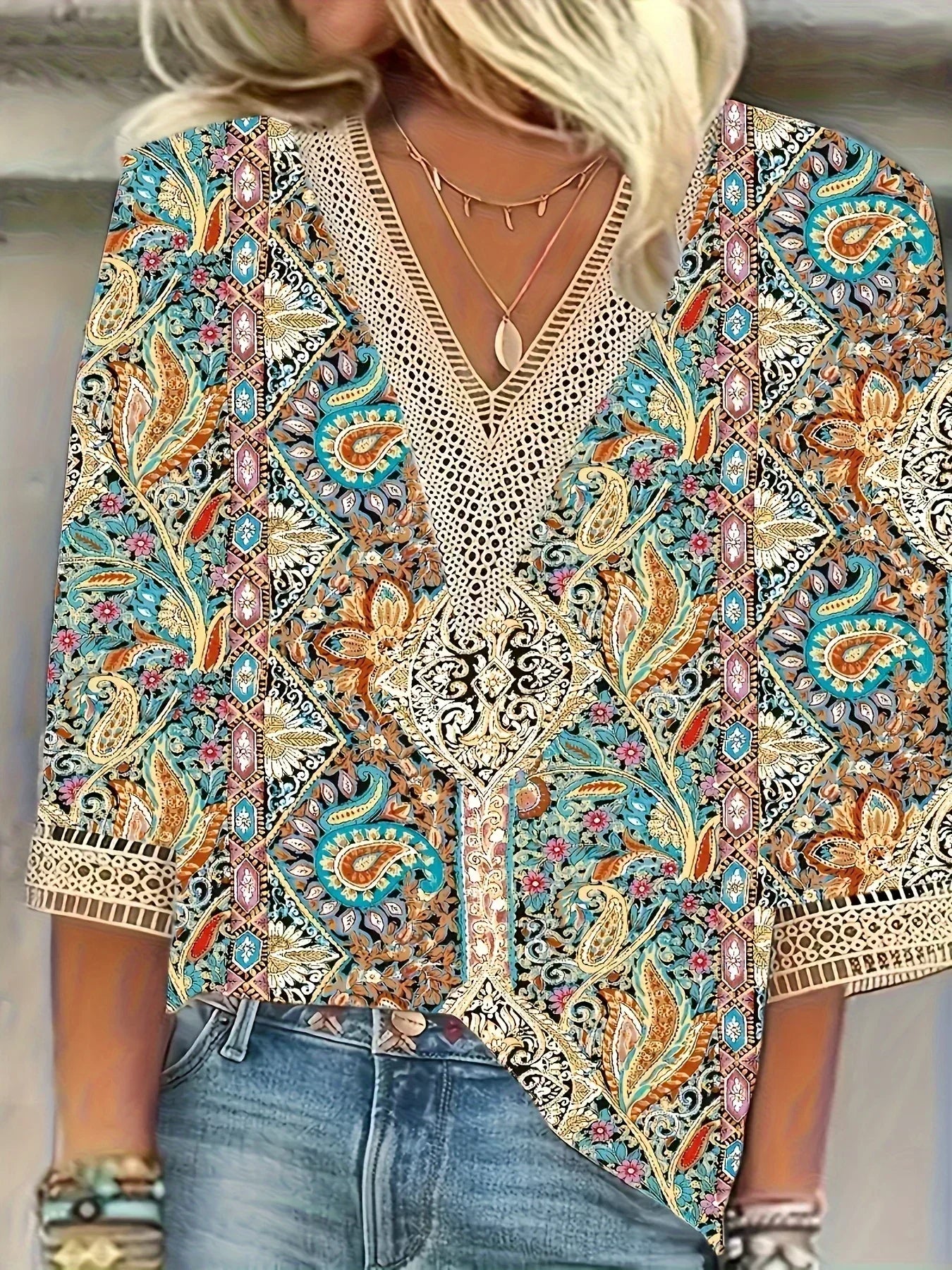 Janine™ | Elegante blouse met kanten V-hals