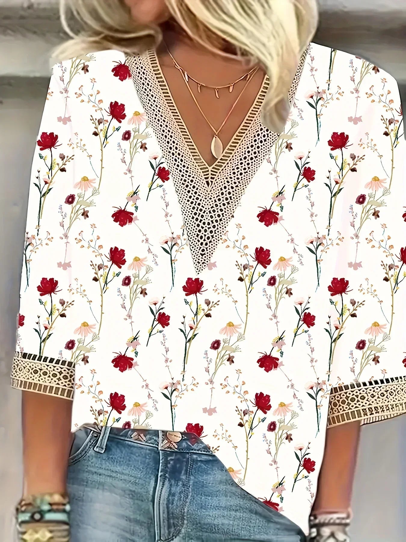 Janine™ | Elegante blouse met kanten V-hals
