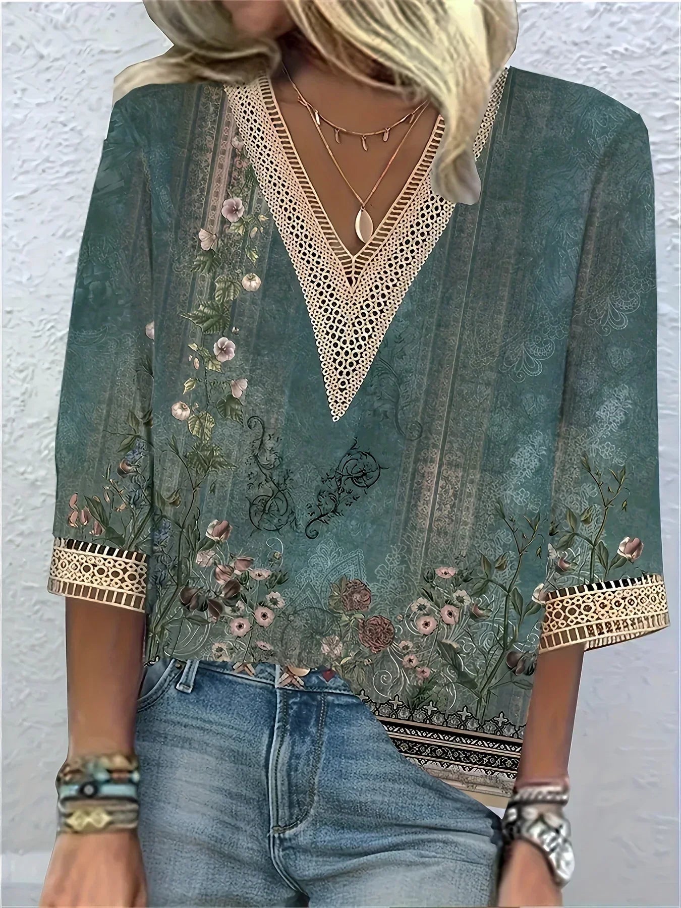 Janine™ | Elegante blouse met kanten V-hals