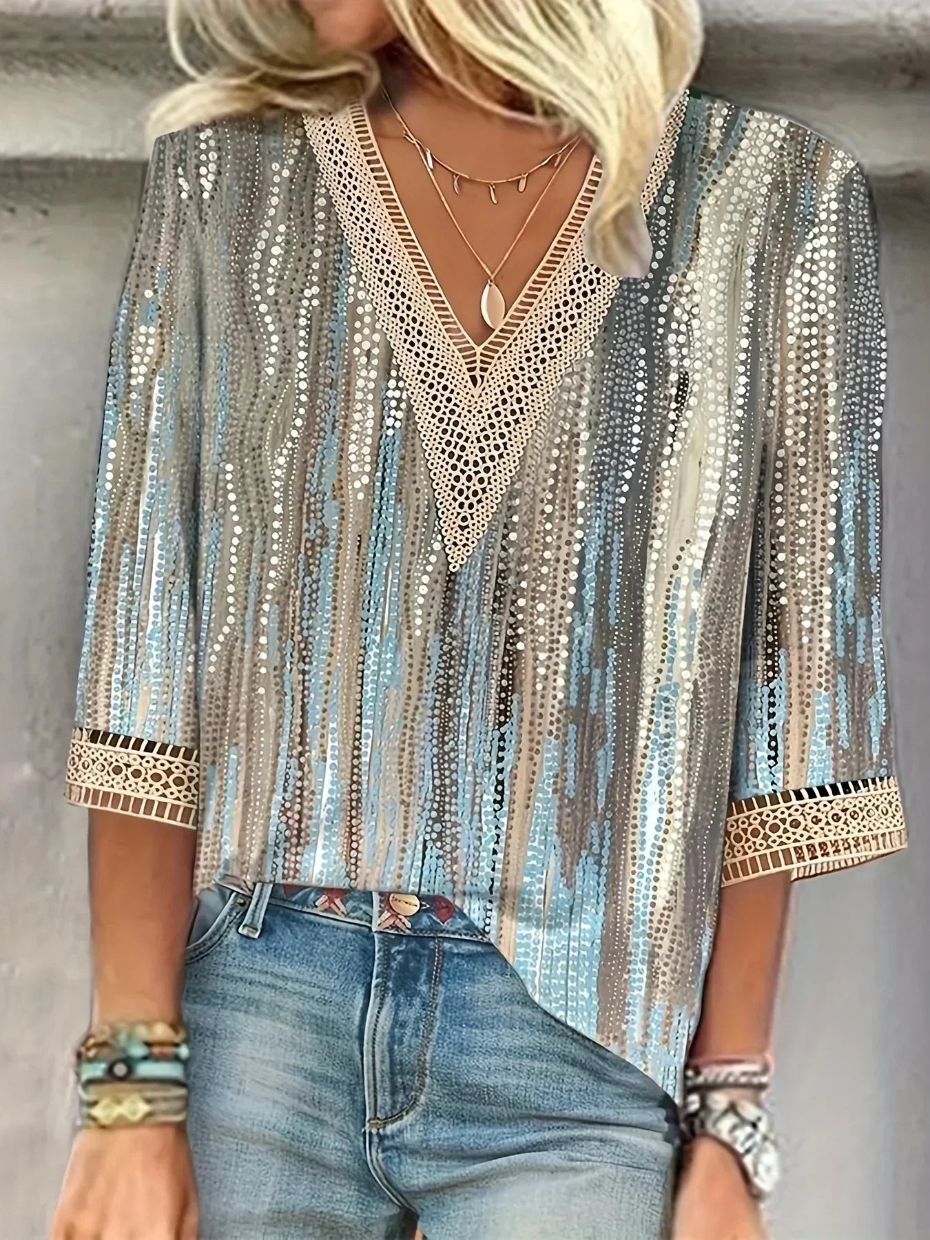 Janine™ | Elegante blouse met kanten V-hals