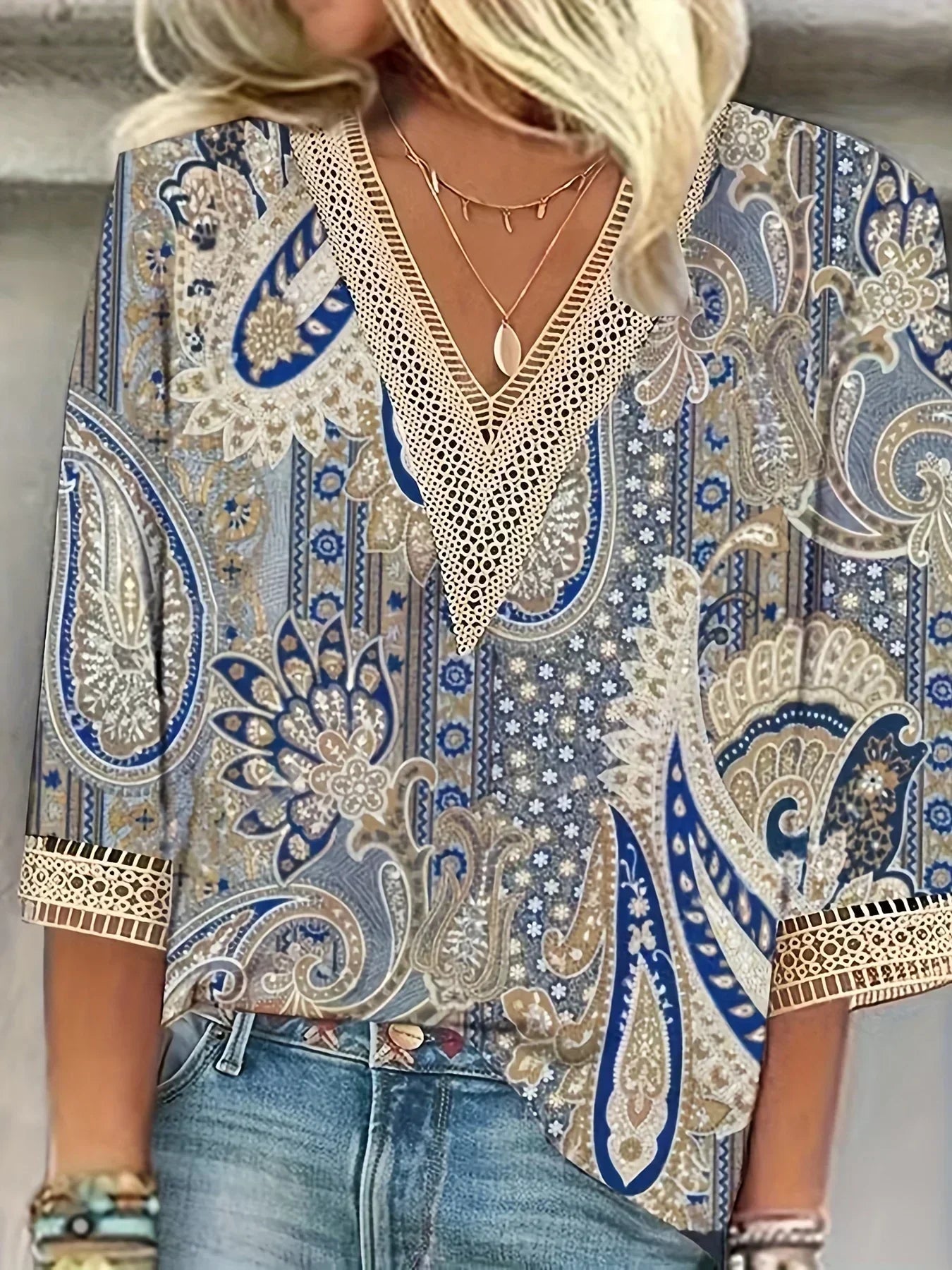 Janine™ | Elegante blouse met kanten V-hals